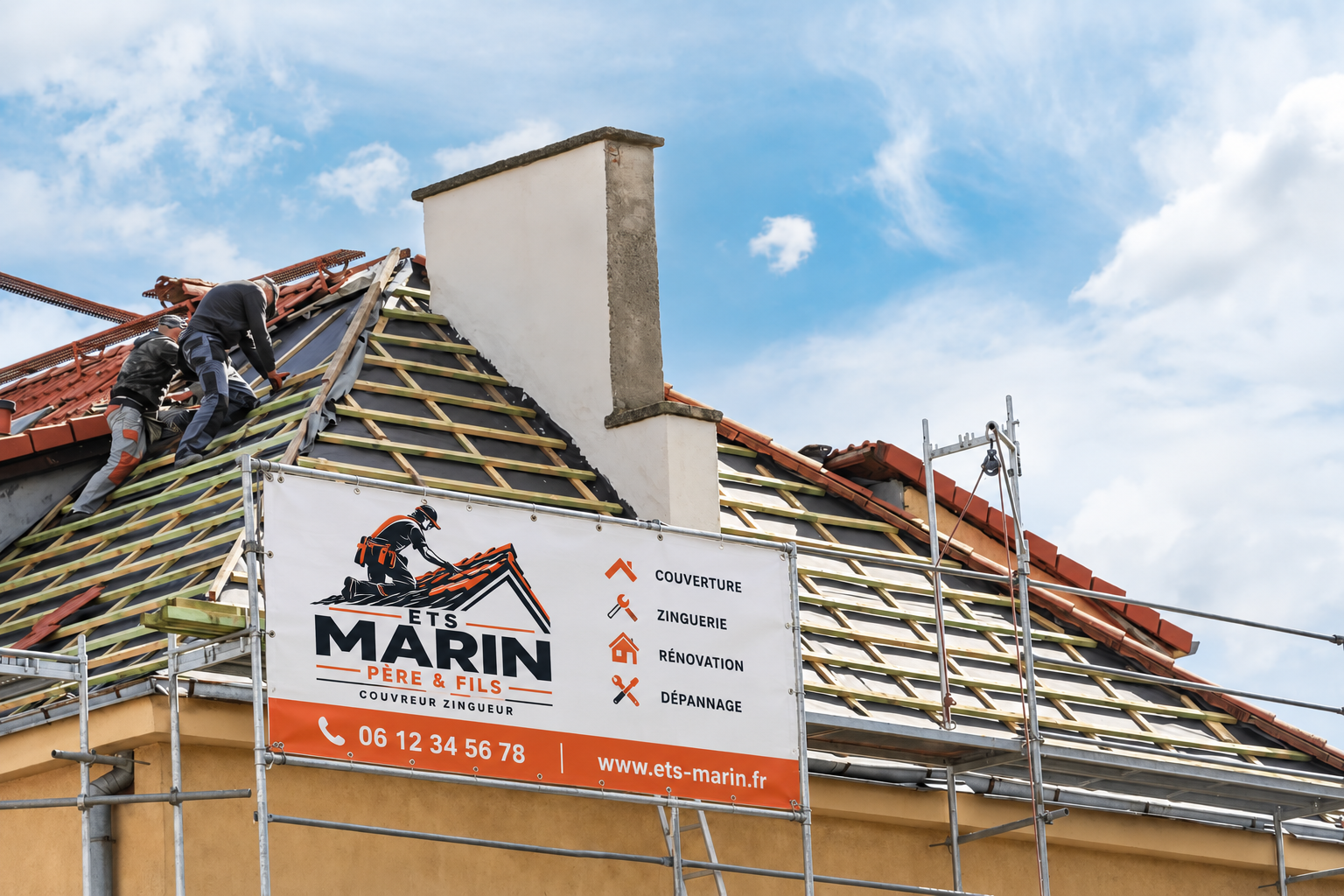 Chantier de rénovation de toiture en cours, charpente et liteaux apparents